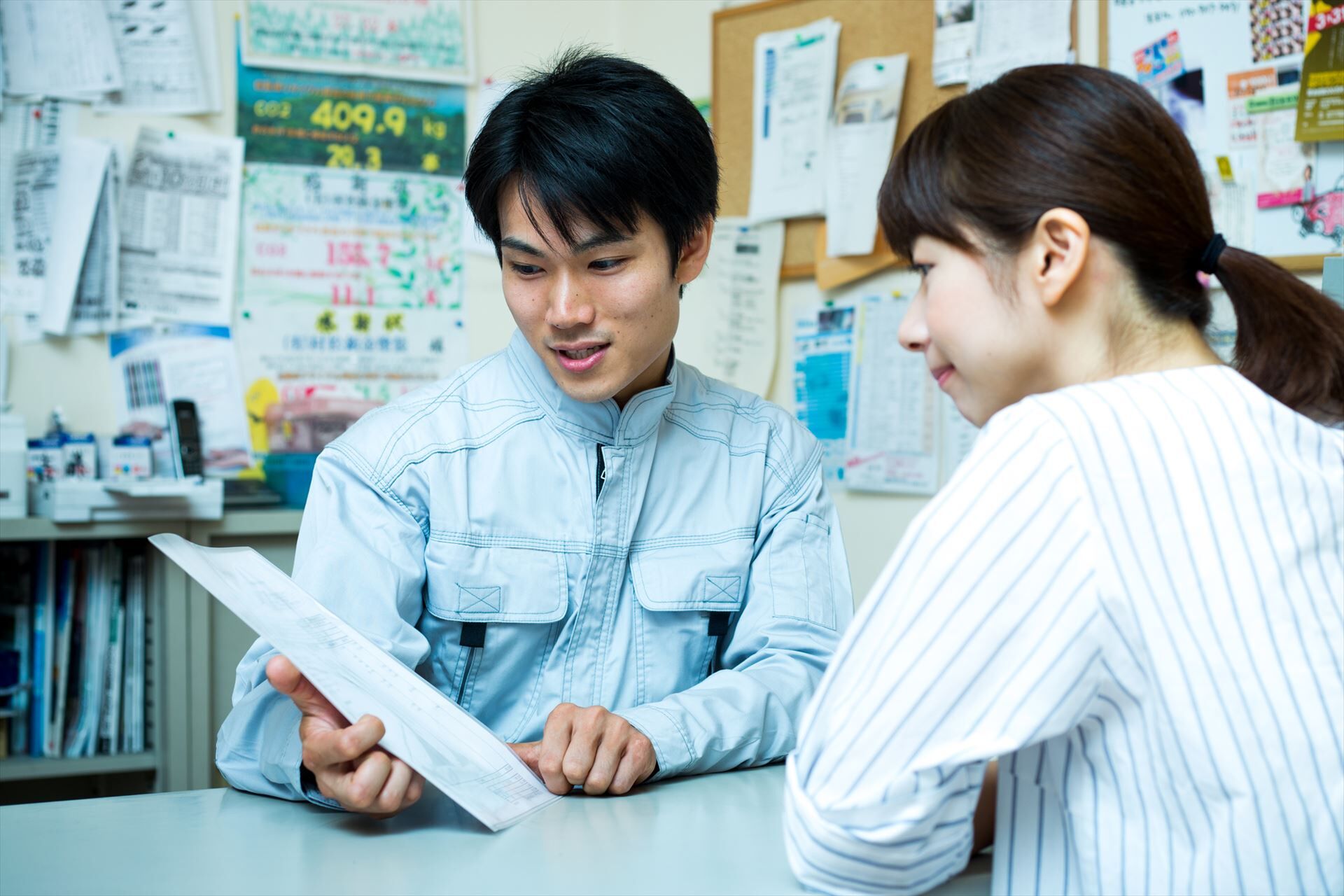 顧客に整備内容を説明するスタッフ